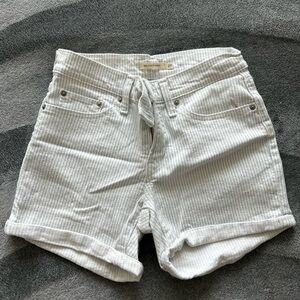 Levi’s Mid Length Shorts | 27